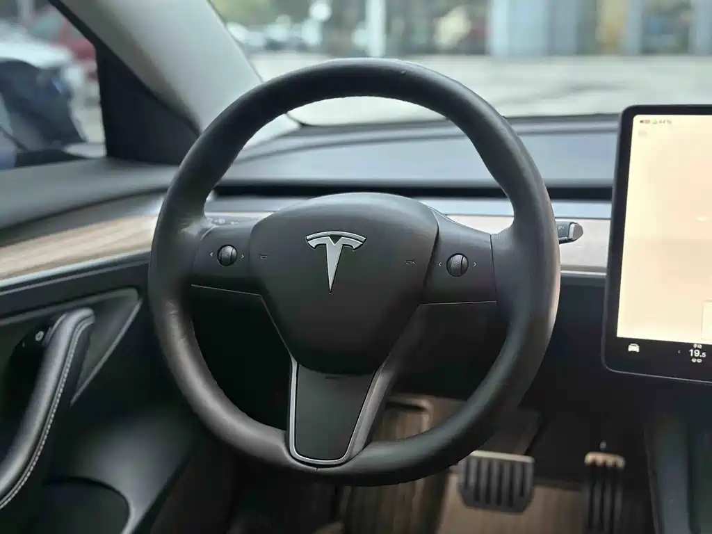 Tesla Model 3 — фото 9