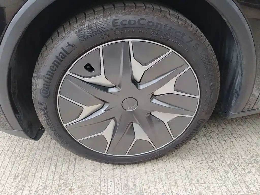 Tesla Model Y L — фото 23