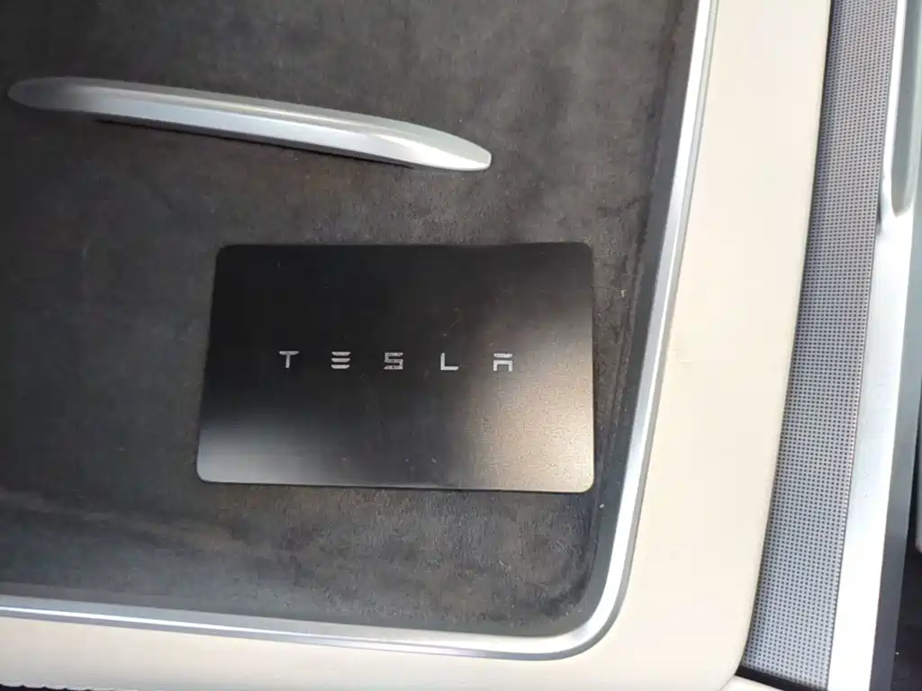 Tesla Model Y L — фото 9