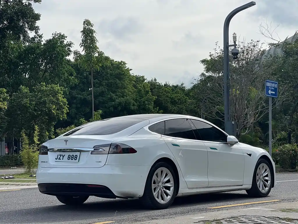 Tesla Model S — фото 7