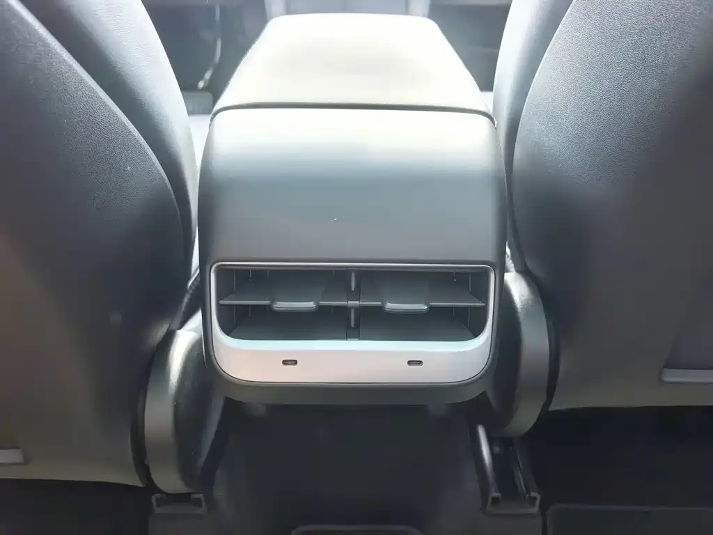 Tesla Model Y — фото 11