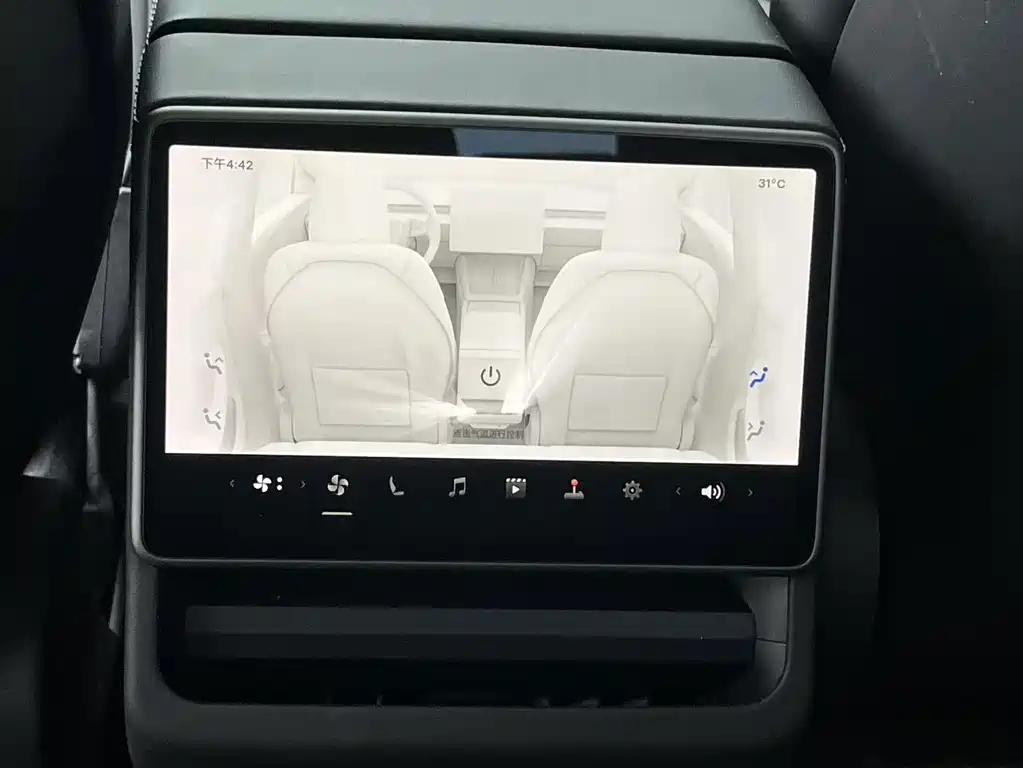 Tesla Model 3 — фото 10
