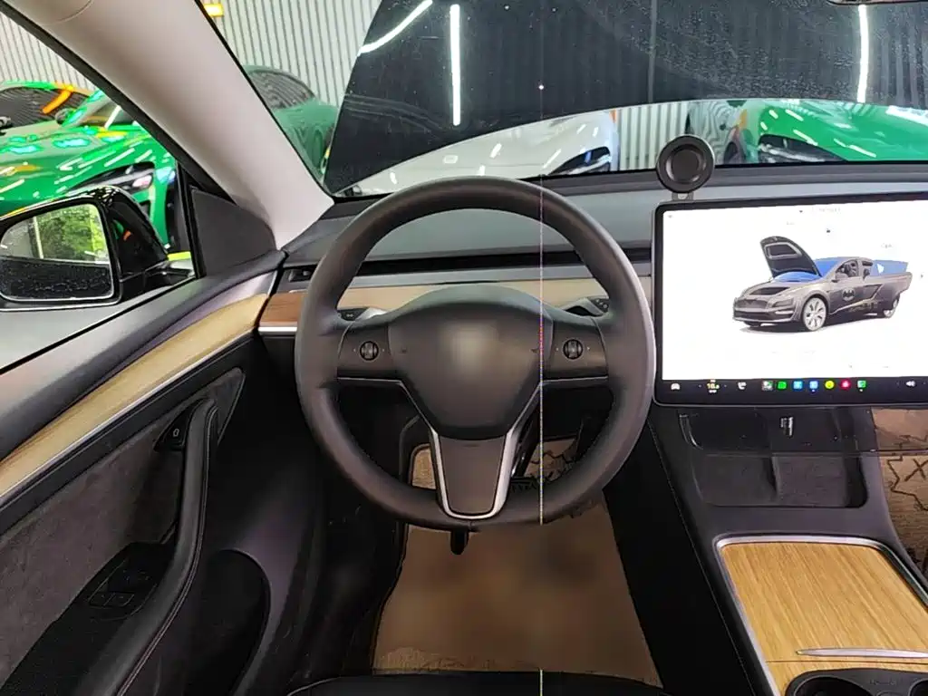 Tesla Model Y — фото 11