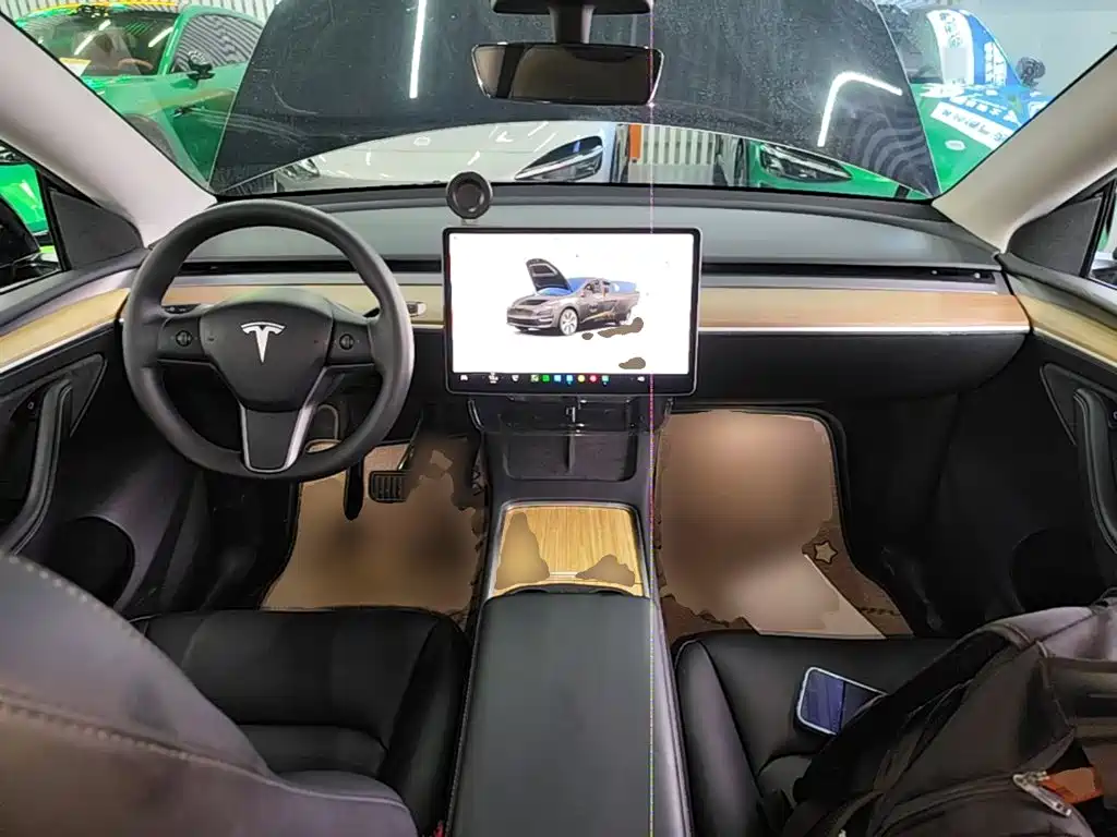 Tesla Model Y — фото 10