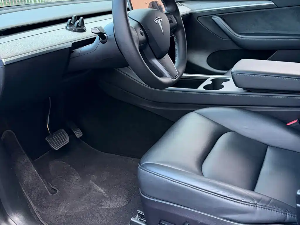 Tesla Model Y — фото 9