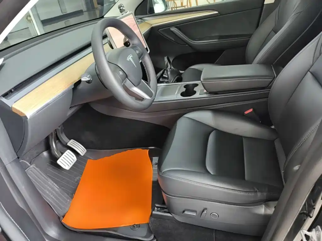 Tesla Model Y — фото 15