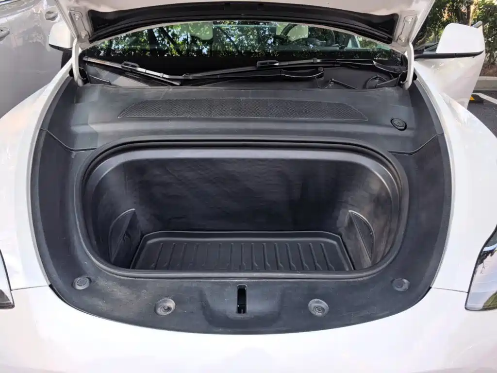 Tesla Model Y — фото 11
