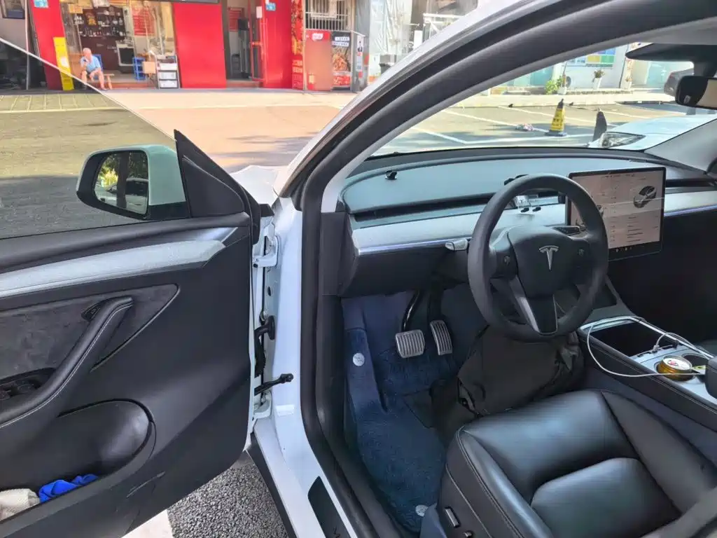 Tesla Model Y — фото 14