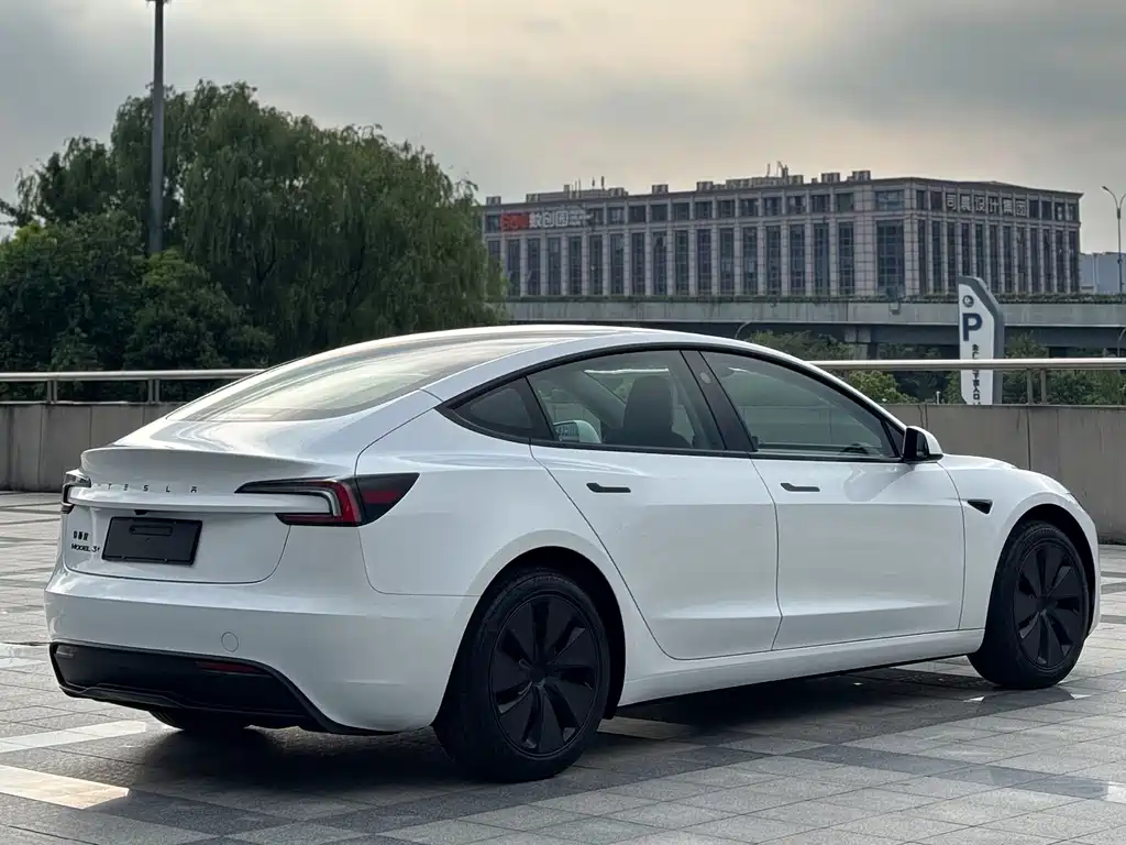 Tesla Model 3 — фото 4