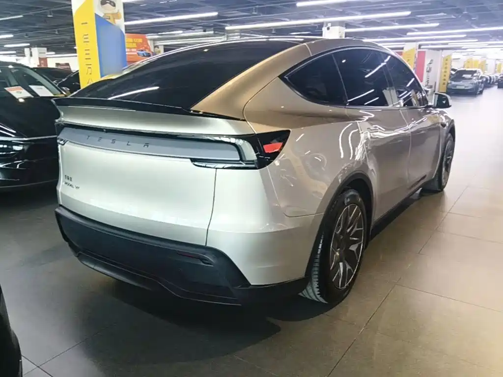 Tesla Model Y L — фото 7