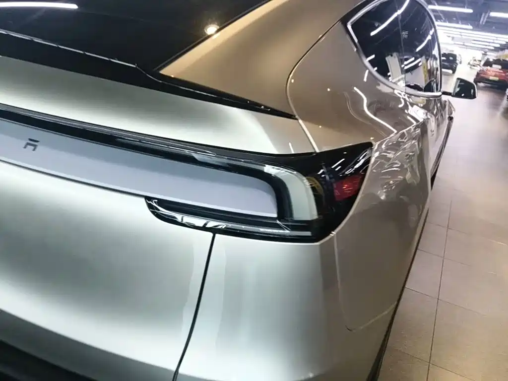 Tesla Model Y L — фото 8