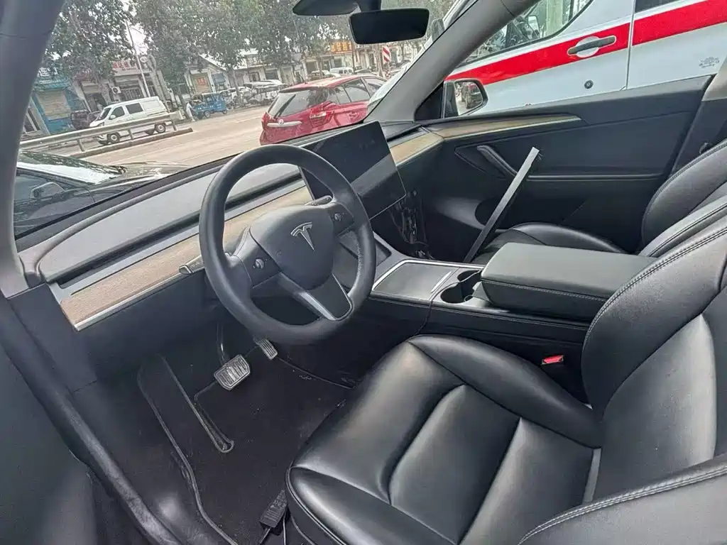 Tesla Model Y — фото 7