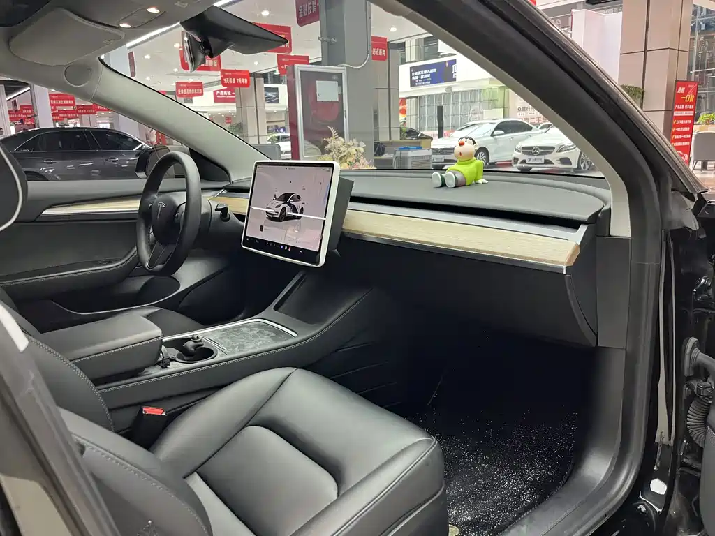 Tesla Model 3 — фото 14