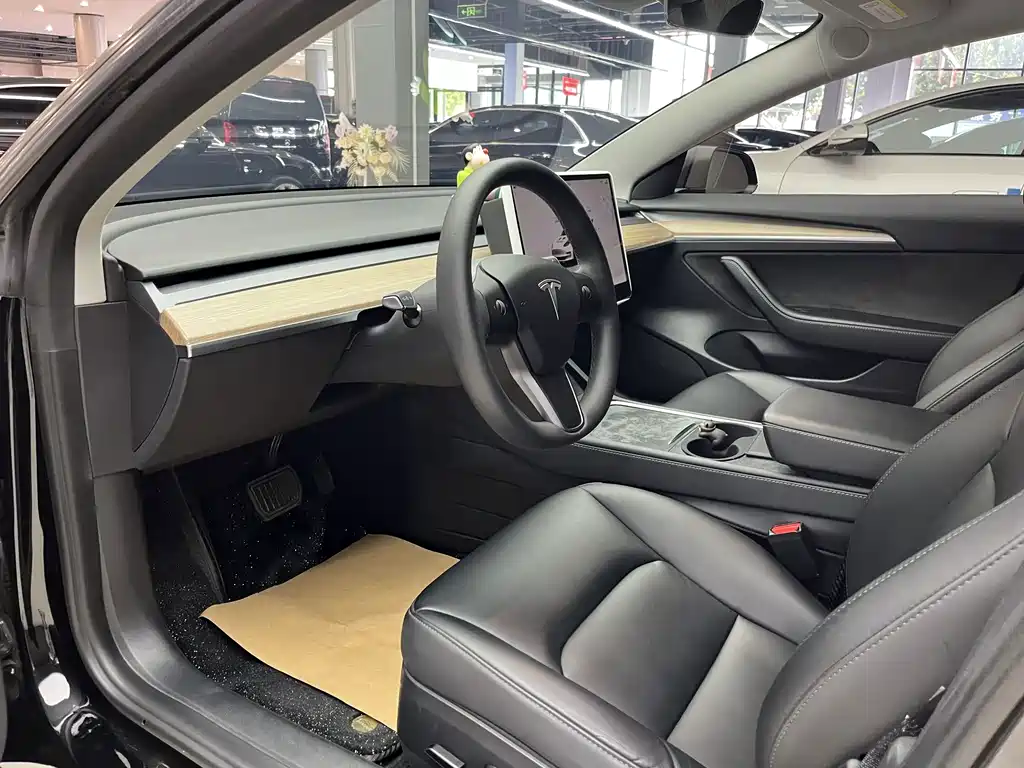 Tesla Model 3 — фото 10