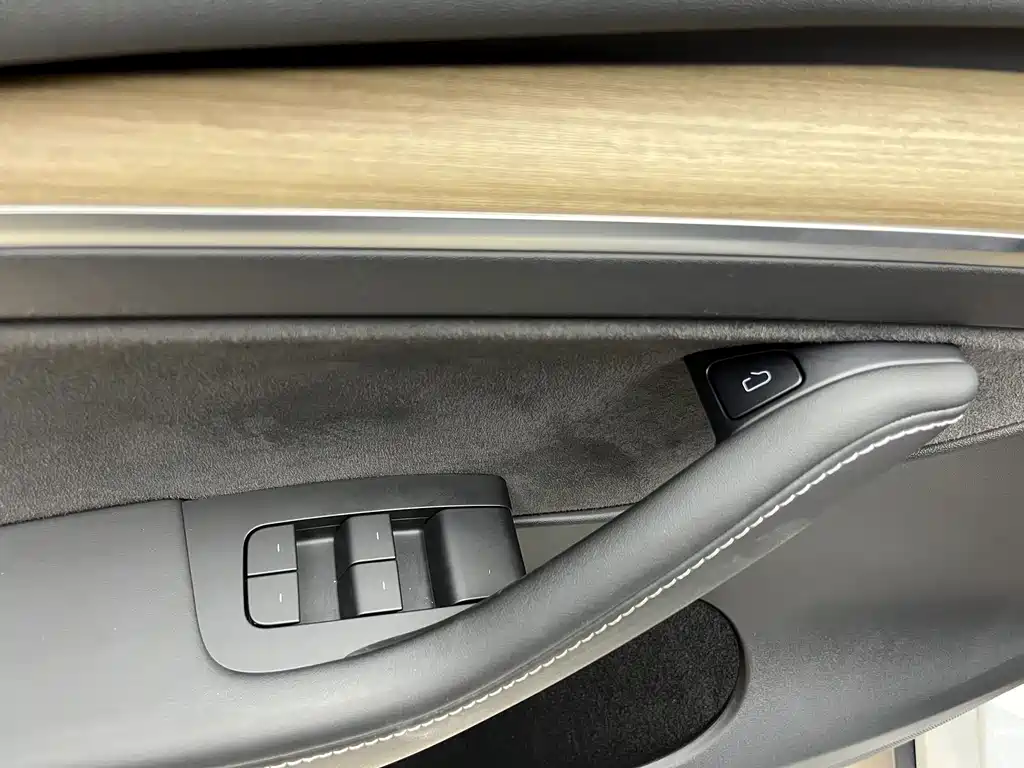 Tesla Model Y — фото 11