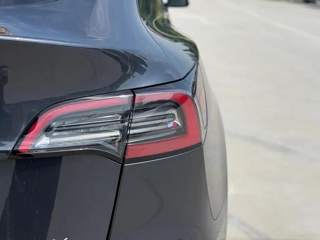 Tesla Model Y — фото 17