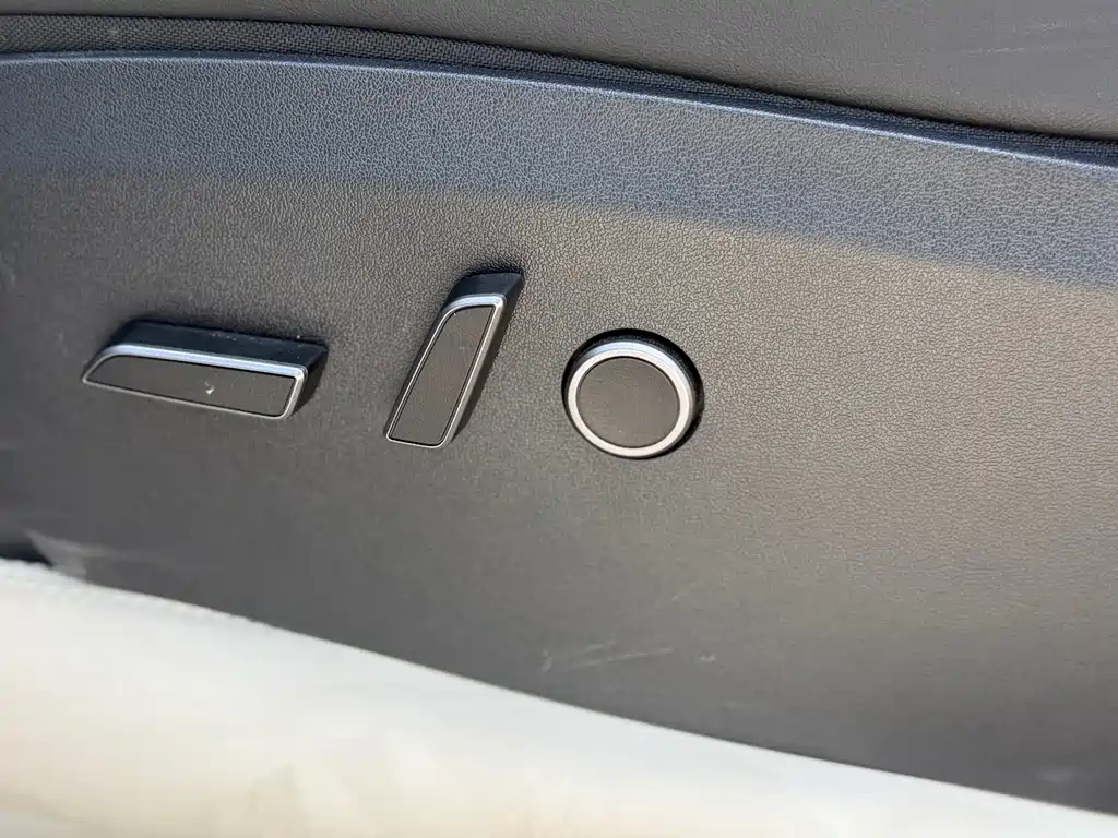 Tesla Model Y — фото 32
