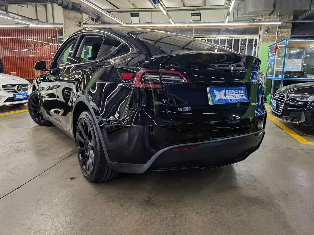 Tesla Model Y — фото 4