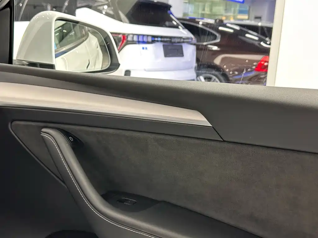 Tesla Model Y — фото 16
