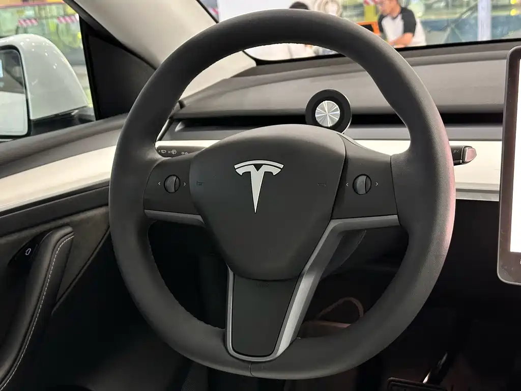 Tesla Model Y — фото 10
