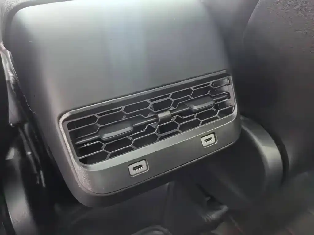 Tesla Model Y — фото 15