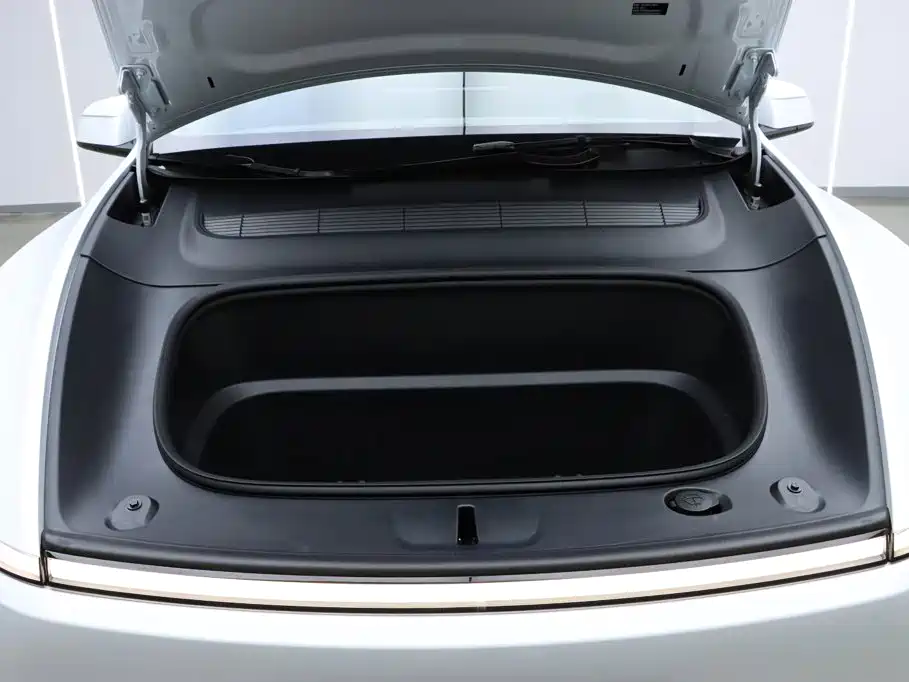 Tesla Model Y L — фото 8