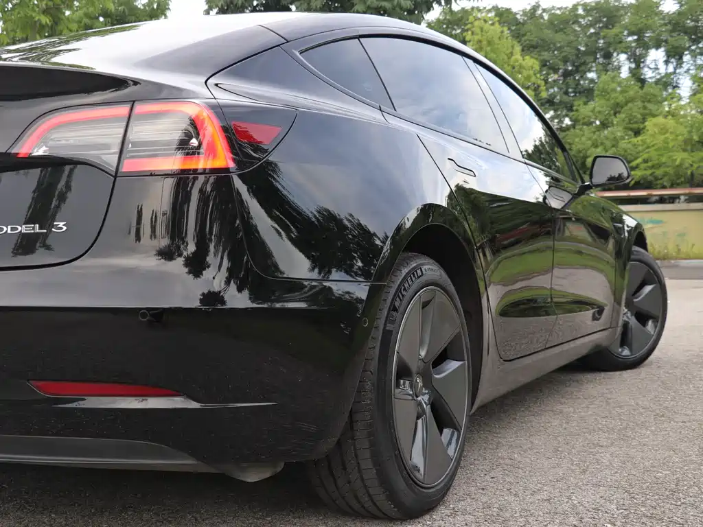 Tesla Model 3 — фото 10