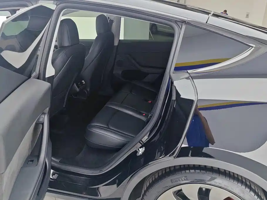 Tesla Model Y — фото 11