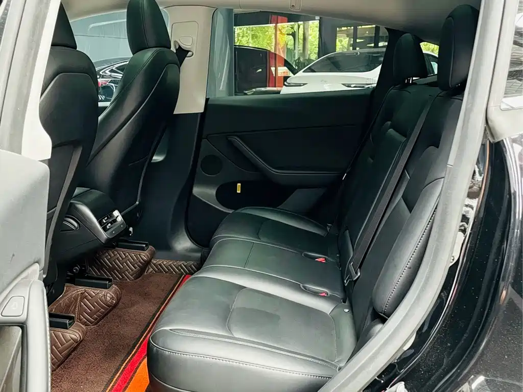 Tesla Model Y — фото 13