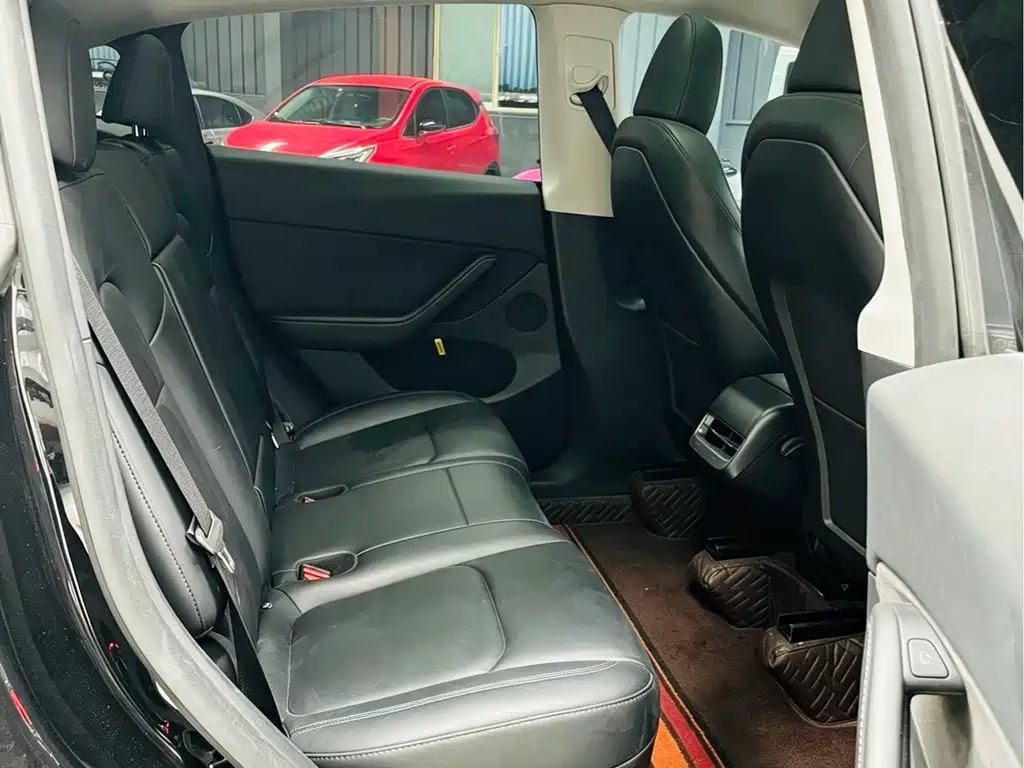 Tesla Model Y — фото 15