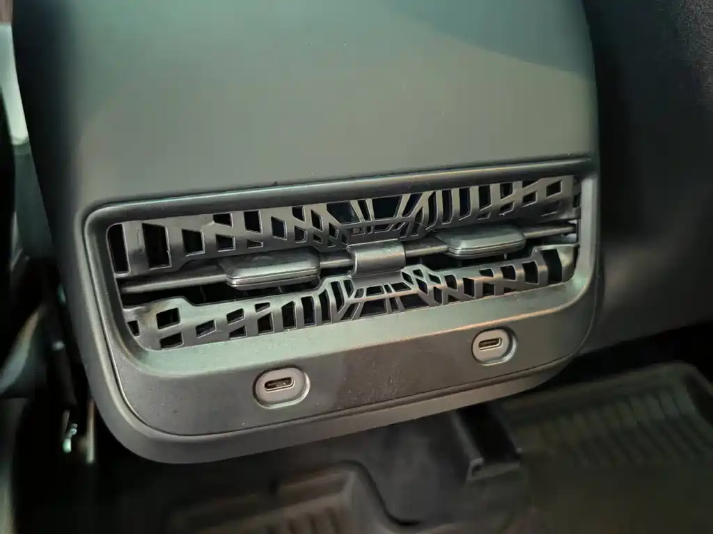 Tesla Model Y — фото 11