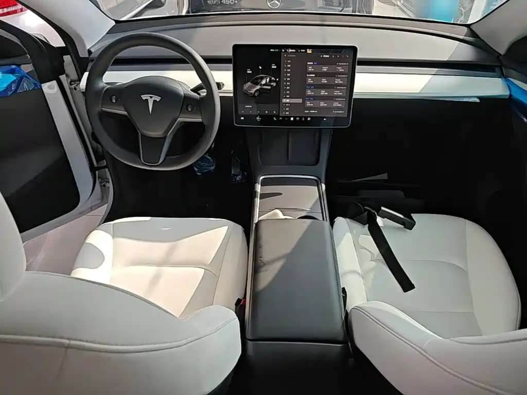 Tesla Model Y — фото 10