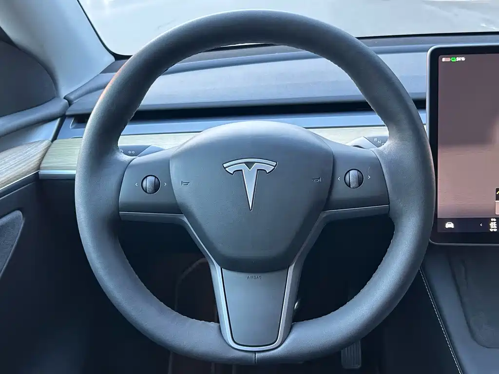 Tesla Model Y — фото 5