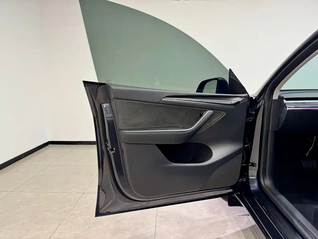 Tesla Model Y — фото 15