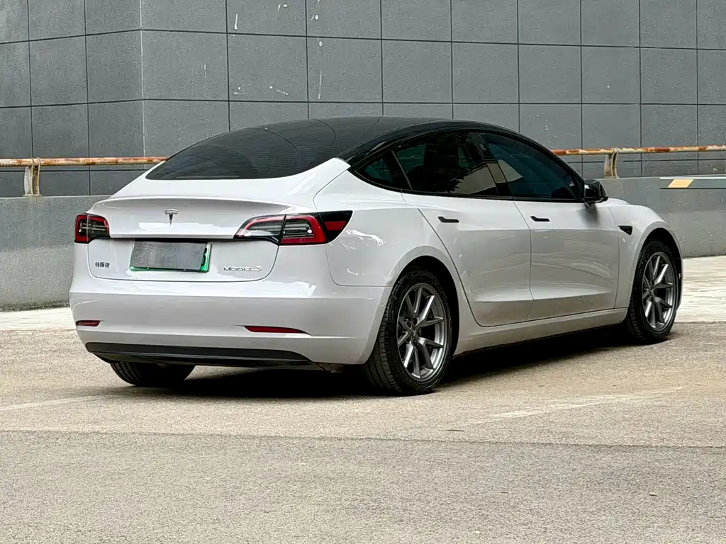Tesla Model 3 — фото 4