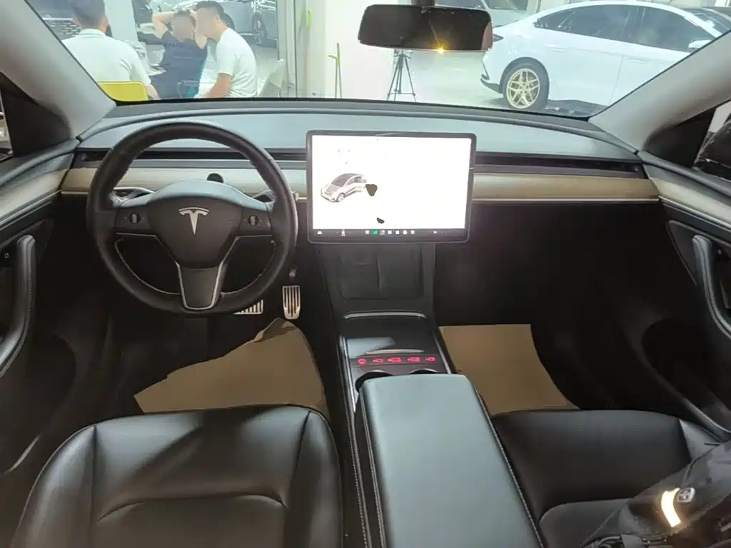 Tesla Model Y — фото 10