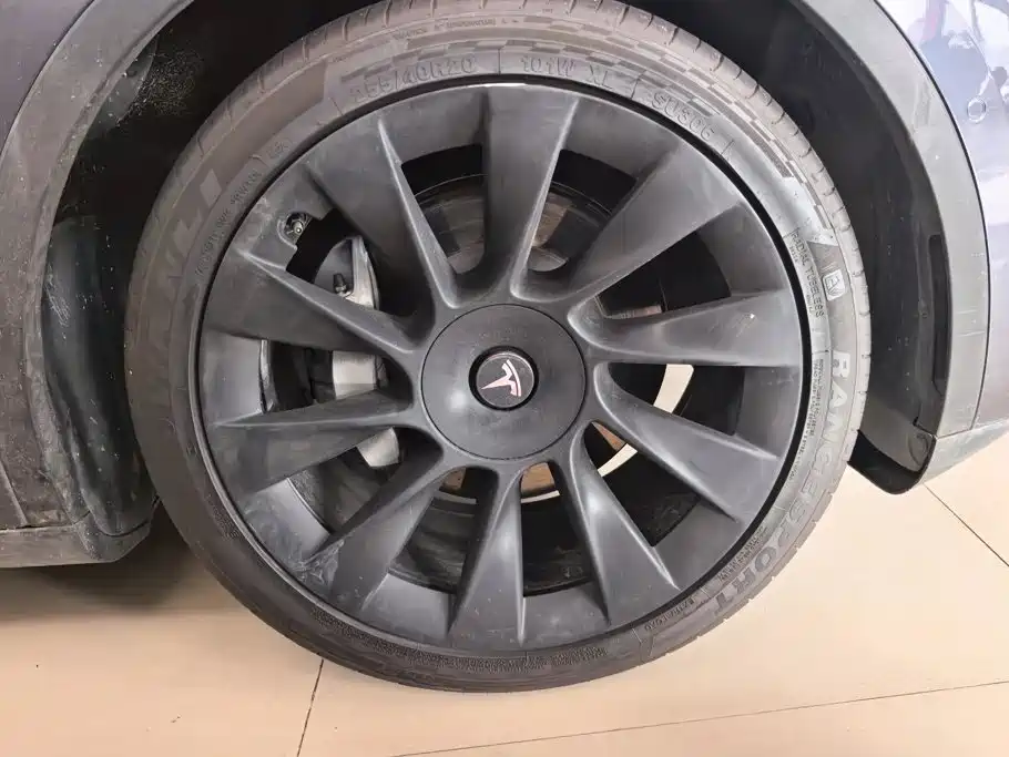 Tesla Model Y — фото 6