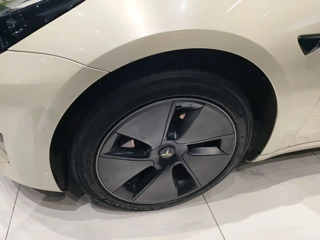Tesla Model 3 — фото 23