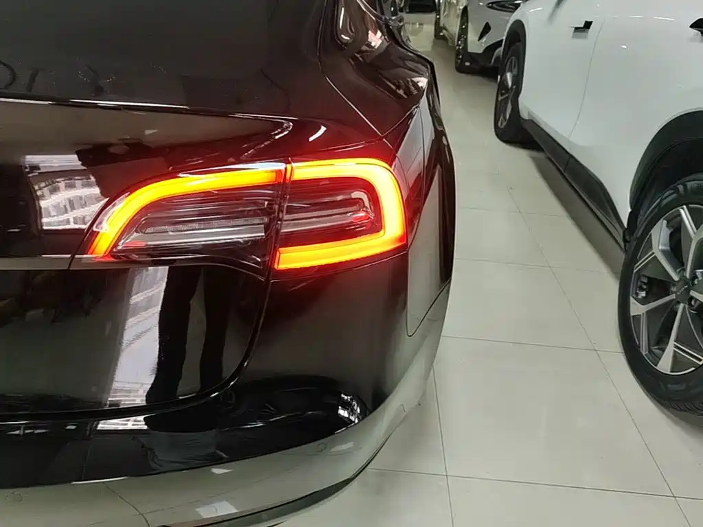 Tesla Model 3 — фото 8