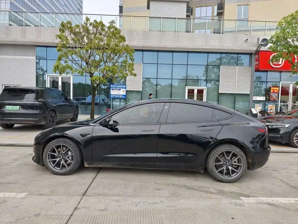 Tesla Model 3 — фото 3