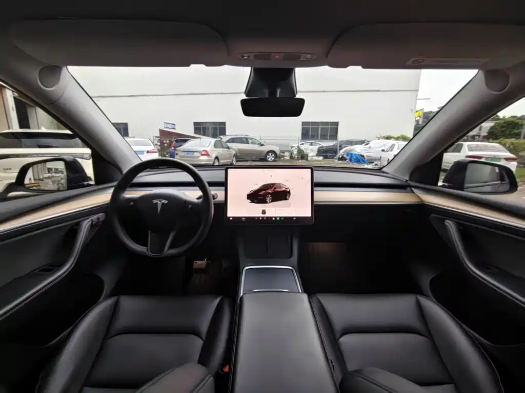 Tesla Model Y — фото 10