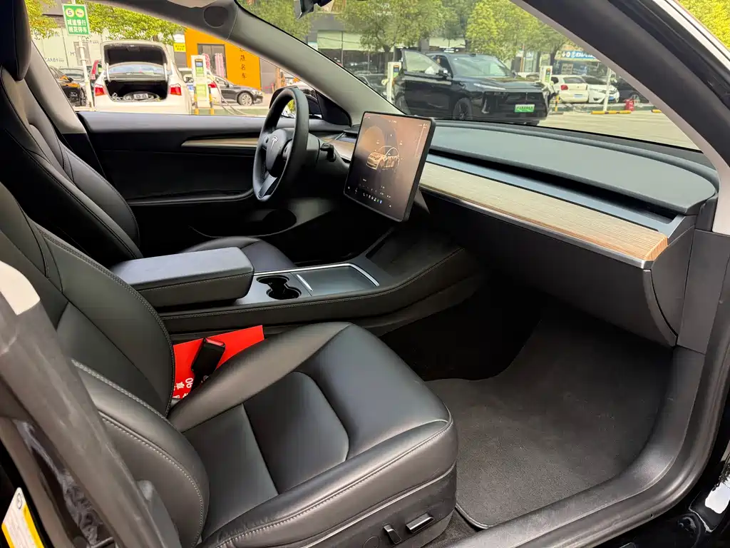 Tesla Model 3 — фото 7