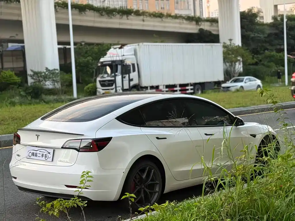 Tesla Model 3 — фото 4
