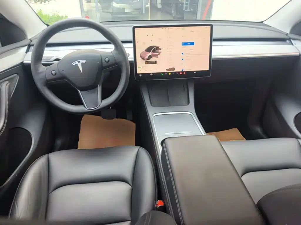 Tesla Model Y — фото 10