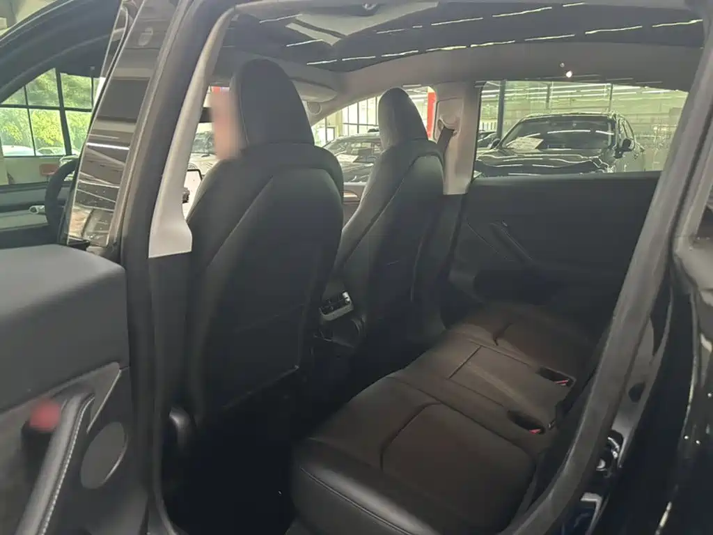 Tesla Model Y — фото 15