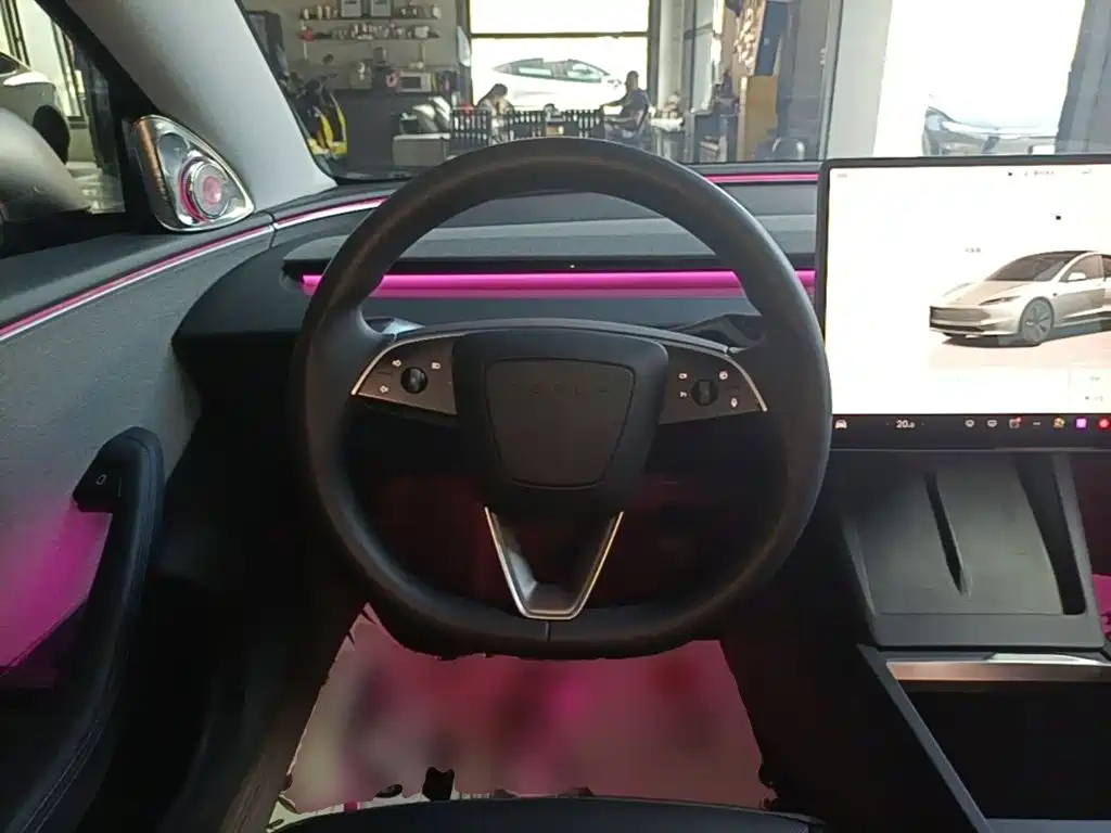 Tesla Model 3 — фото 11