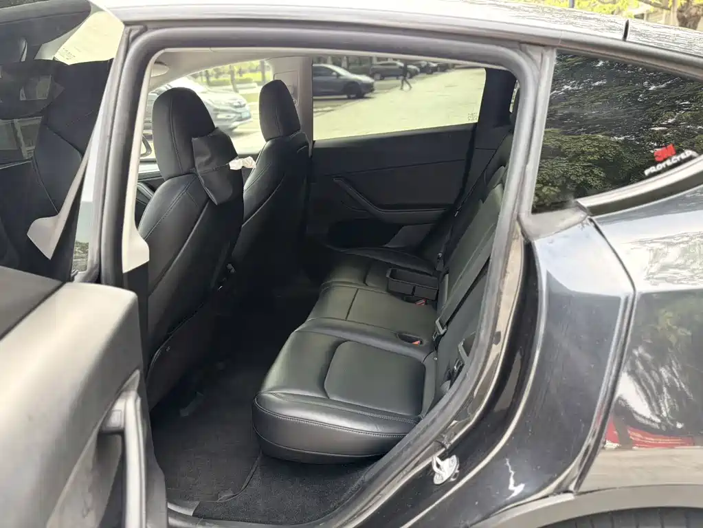Tesla Model Y — фото 11