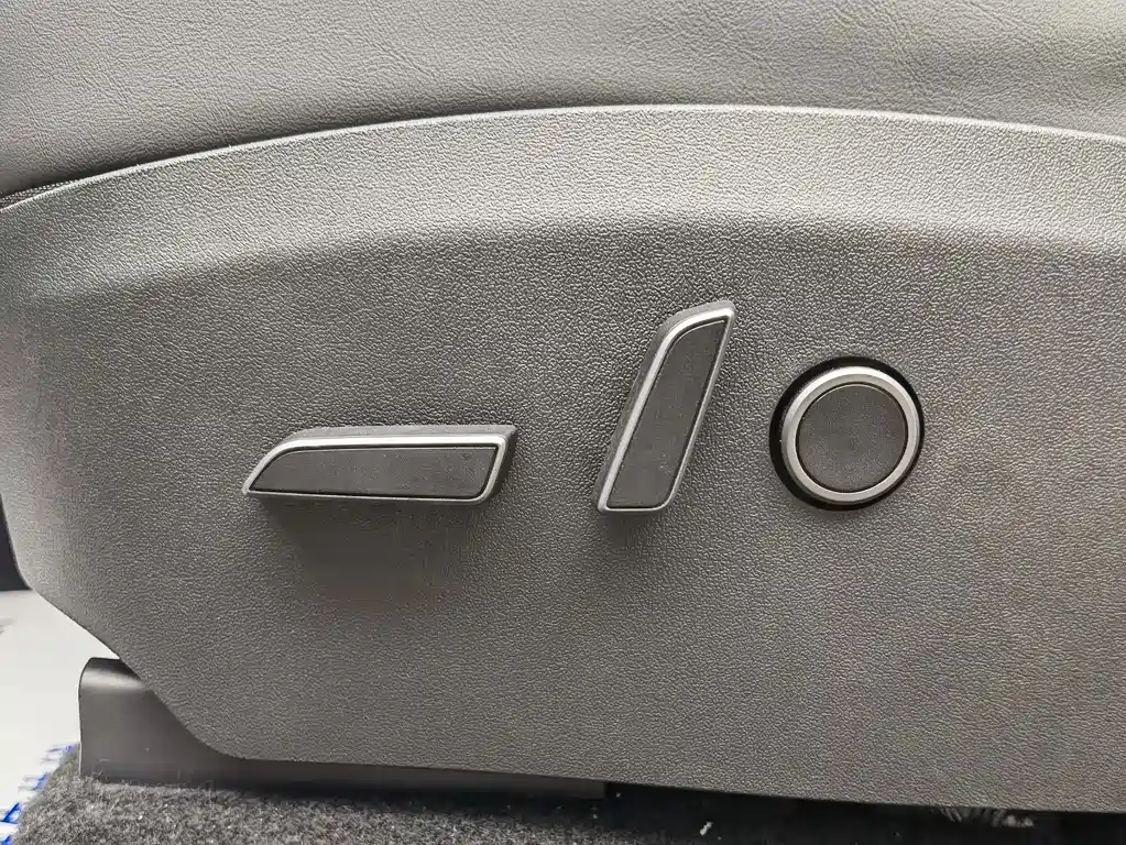 Tesla Model Y — фото 13