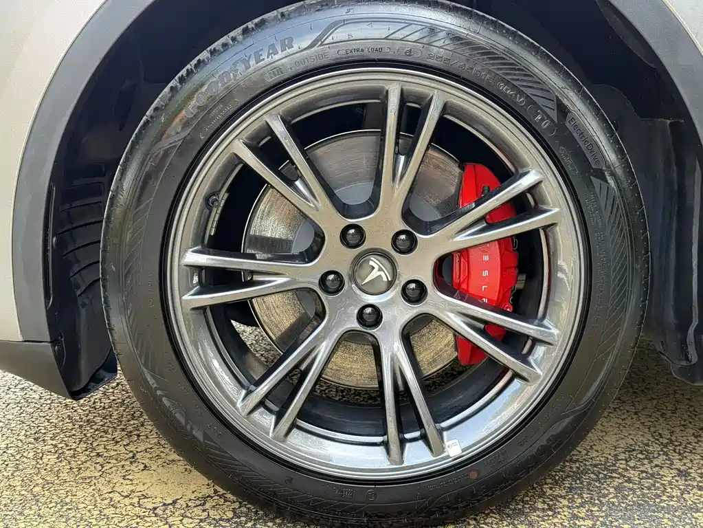 Tesla Model Y — фото 10