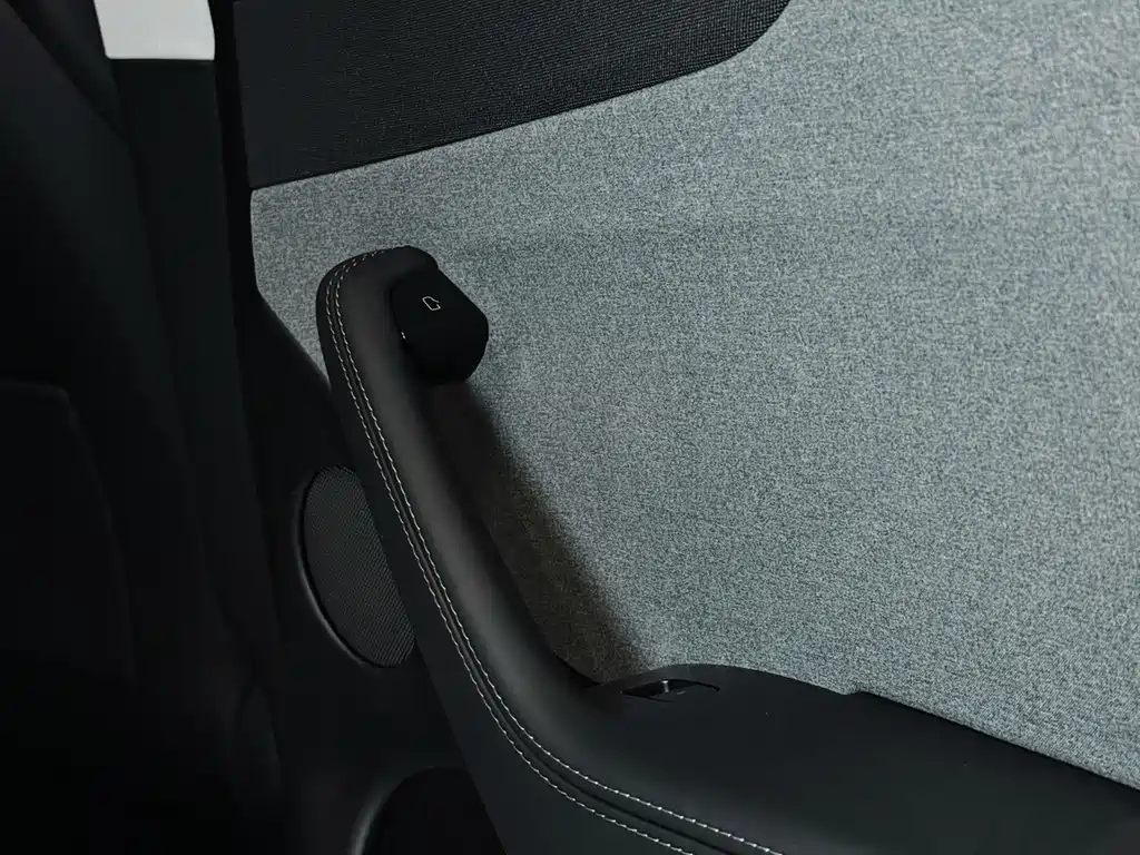 Tesla Model Y — фото 14
